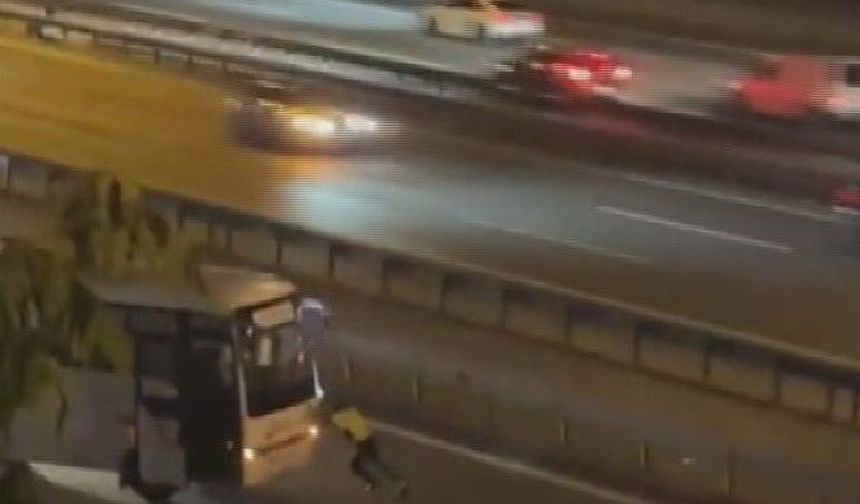 Sultangazi'de arızalanan midibüsü yol kenarına iten kadın polis kamerada