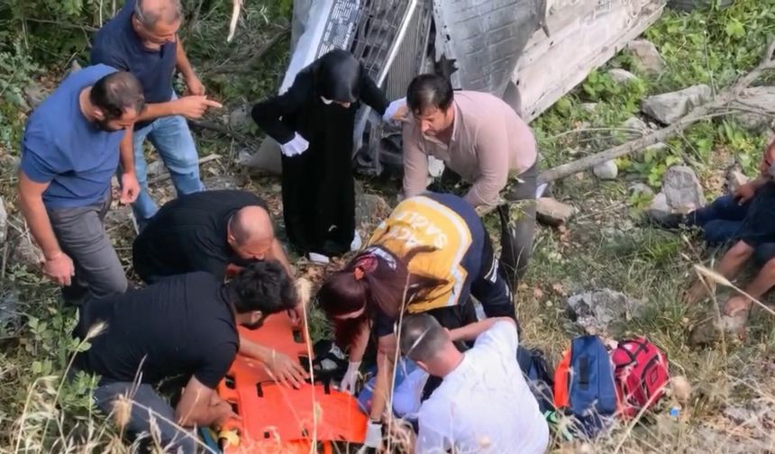 Hafif ticari araç çay kenarına devrildi: 2’si ağır, 5 yaralı