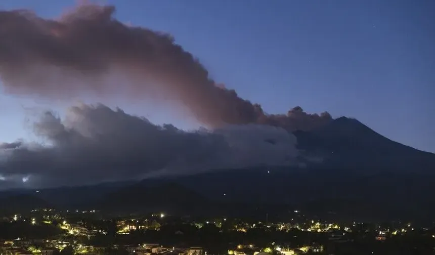 Etna Yanardağı'nın kül püskürtmesi, Katanya Havalimanı'nda uçuşların durdurulmasına neden oldu