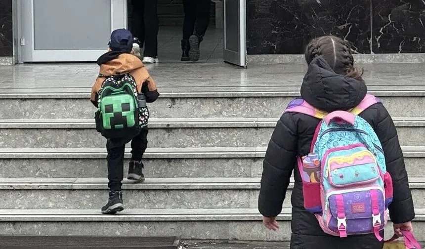 Ağır okul çantaları çocuklarda duruş bozukluğuna yol açabilir