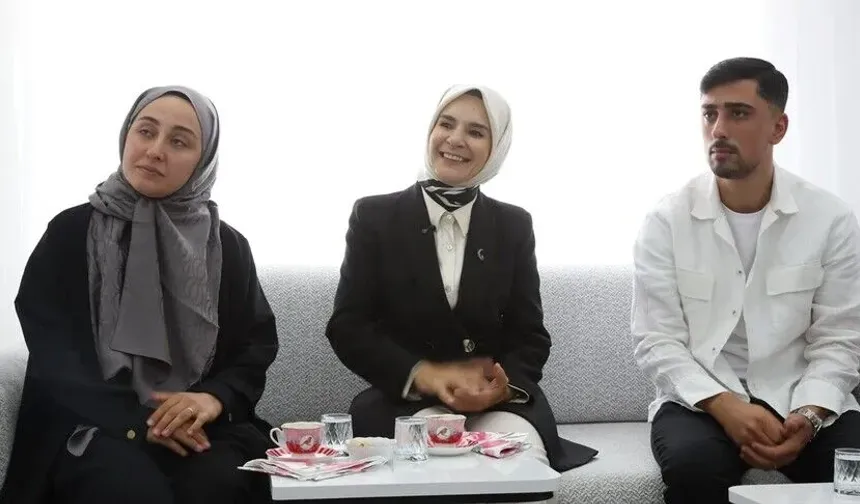 Bakan Göktaş, evlilik kredisinden yararlanan yeni evli çiftin ilk misafiri oldu