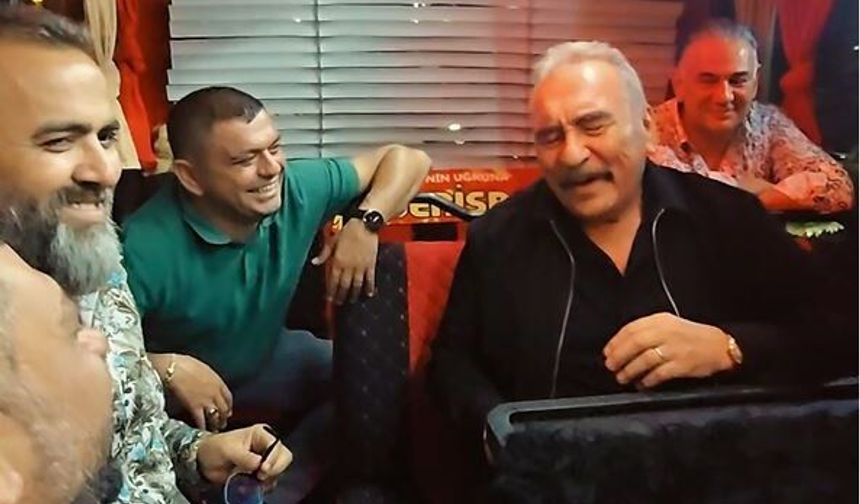Ümit Besen, konserine nostaljik minibüsle gitti