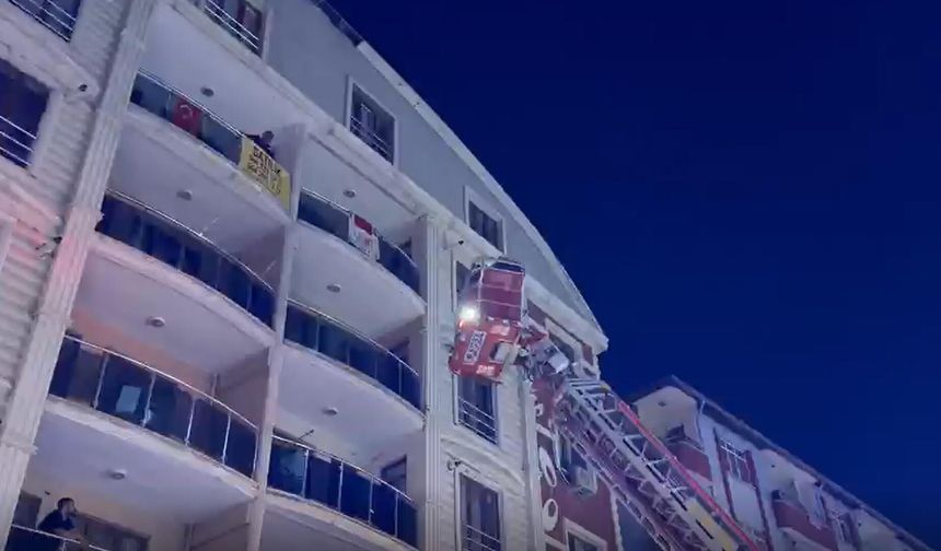 Yangın çıkan binada vatandaşlar, merdivenli itfaiye aracıyla tahliye edildi