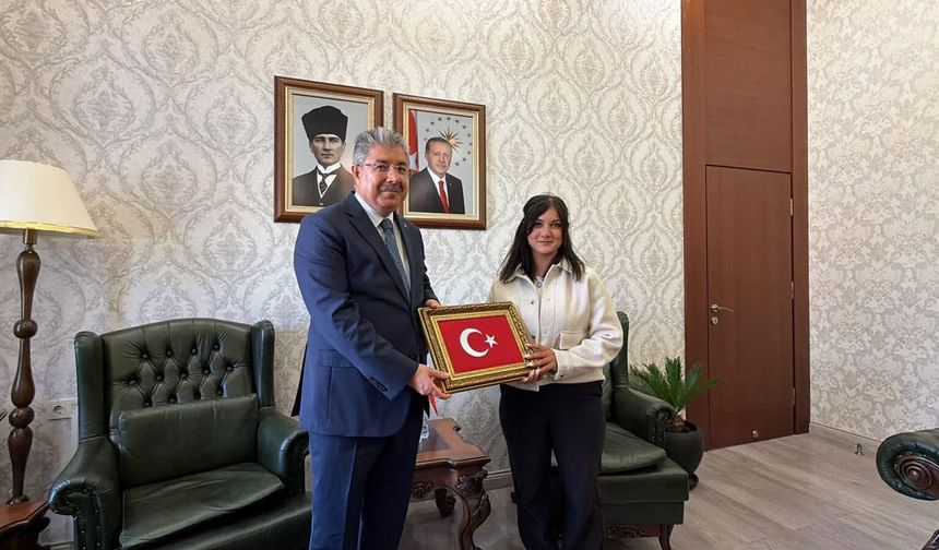 Yerde gördüğü Türk bayrağını alan kurye Gülten’e vali tebriği