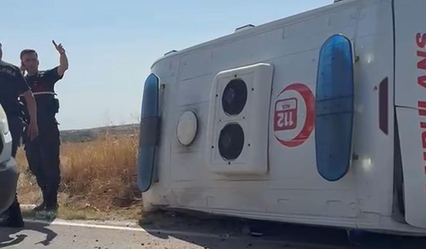 Zincirleme kazaya karışan ambulans devrildi: 3'ü sağlık personeli, 5 yaralı