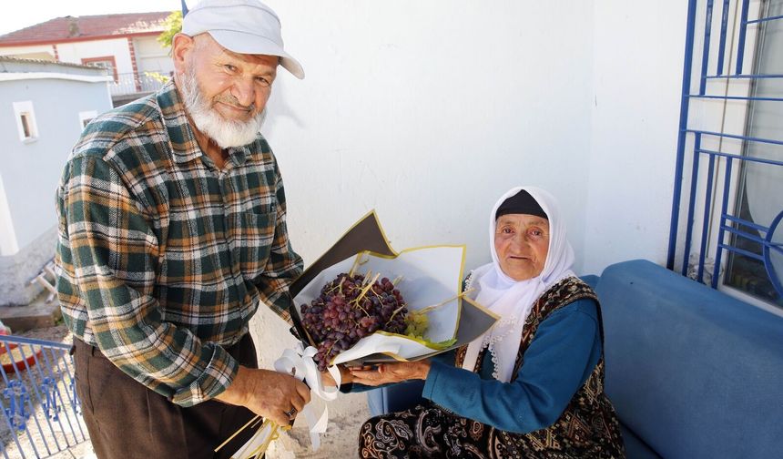 58 yıllık eşine her doğum gününde çiçek yerine üzüm hediye ediyor