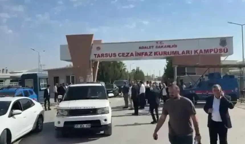 Özgür Özel, Vahap Seçer’i cezaevinde ziyaret etti