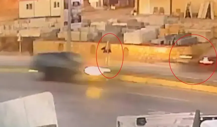 Motosikletin çarptığı yaya öldü; kaza kamerada
