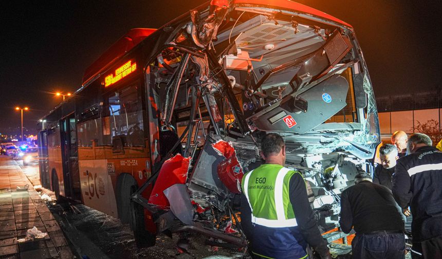 Ankara'da belediye otobüsünün yaya üst geçidinin ayağına çarpması sonucu 24 kişi yaralandı