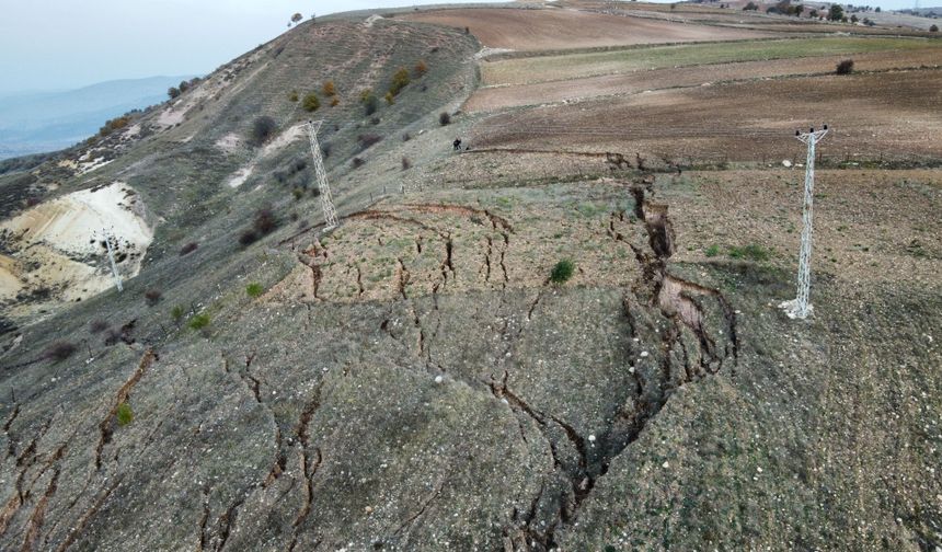 Yozgat'ta bir tarım arazisinde çökme ve yüzey yarıkları oluştu