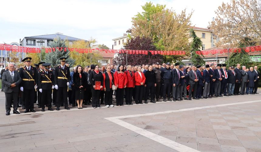 Gölbaşı'nda Cumhuriyet'in 103. yılı dolayısıyla Atatürk anıtına çelenk sunuldu