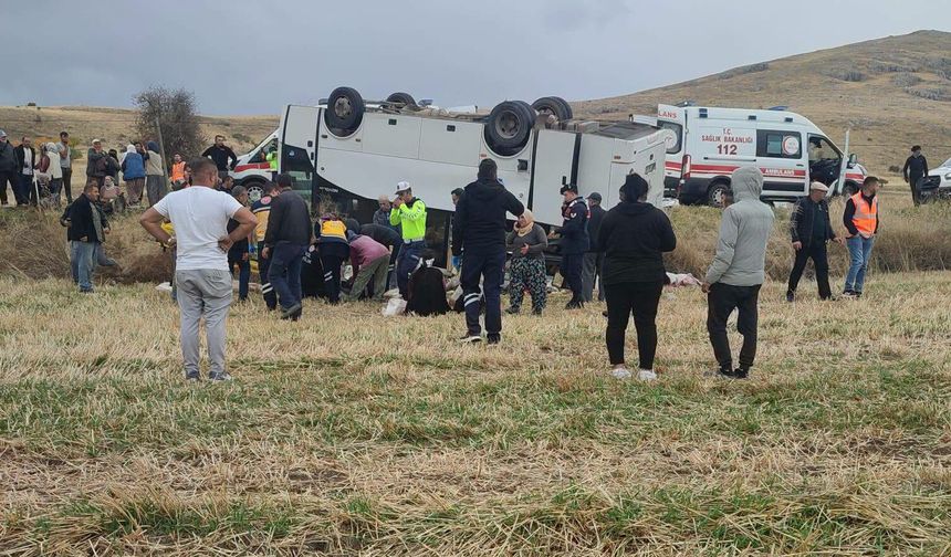 Afyonkarahisar'da midibüs, şarampole devrildi: 25 yaralı