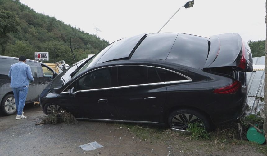 Sel nedeniyle aracında mahsur kalan sürücü: Araç 1 kilometre sürüklendi