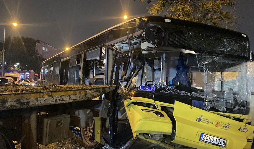 Bağcılar'da İETT otobüsü park halindeki çekiciye çarptı