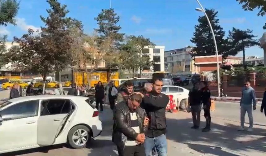 Büyükçekmece’de memurluk vaadiyle 5 kişiyi dolandıran sahte savcı tutuklandı