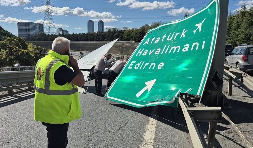 Damperi açık hafriyat kamyonu yön tabelalarına çarptı