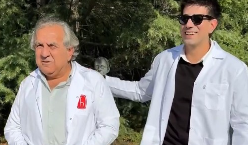60 yaşındaki tıp öğrencisine önlüğünü oğlu giydirdi