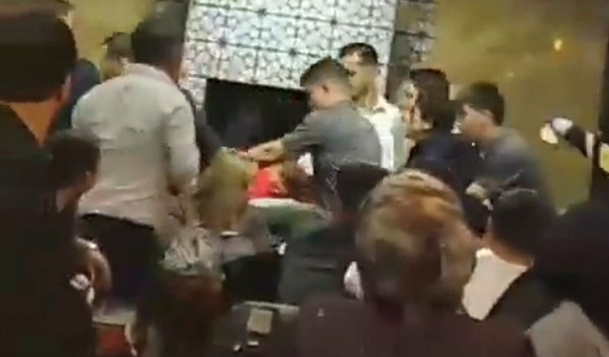 Sahnede rahatsızlanan Hakkı Bulut hastaneye kaldırıldı