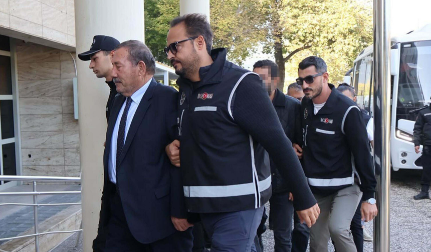 Milas Belediye Başkanlığı görevinden uzaklaştırılan Topuz, Burdur Cezaevi'ne nakledildi