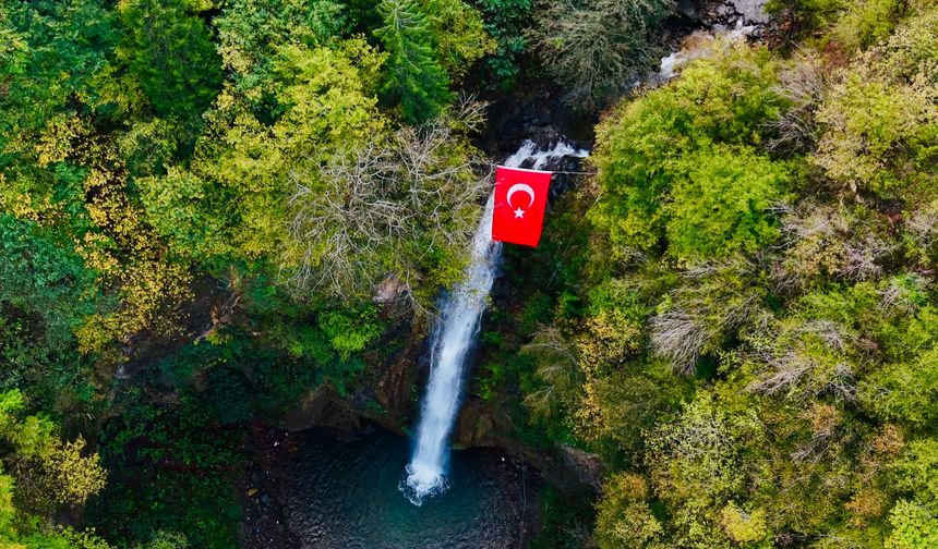 Giresun'da şelale üzerinde Cumhuriyet kutlaması