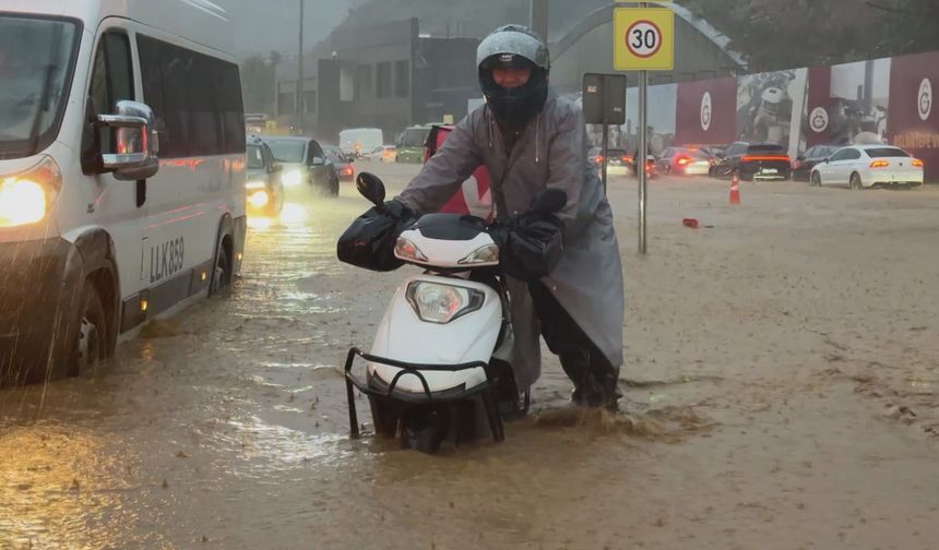 Kağıthane ve Sarıyer'de yollar göle döndü; araçlar suyun içinde kaldı