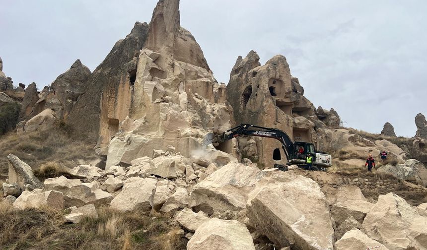 Kapadokya'da peribacasından kopan kayalar düştü; 2 ölü, 5 yaralı
