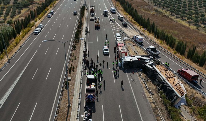 Manisa'da 11 kişinin öldüğü kazada otobüs ve TIR’ın şoförü tutuklandı