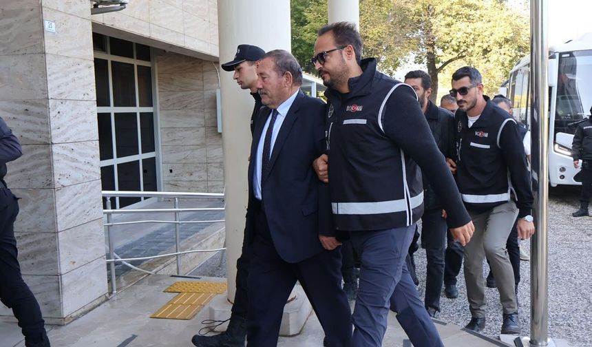 Milas Belediyesi'ne operasyonda Başkan Topuz ve oğlu da dahil 20 şüpheli adliyede