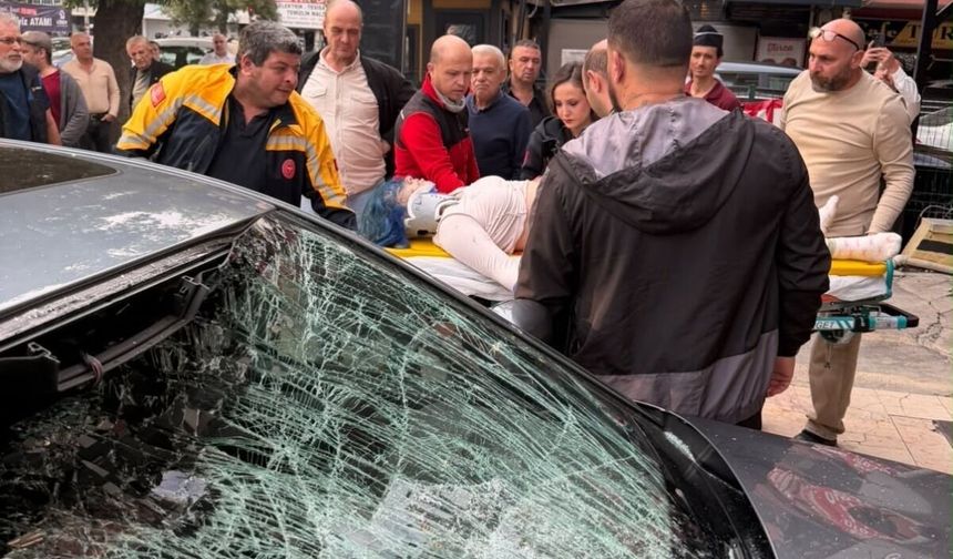 Otelin 6'ncı katından otomobilin üzerine düşen kadın ağır yaralandı