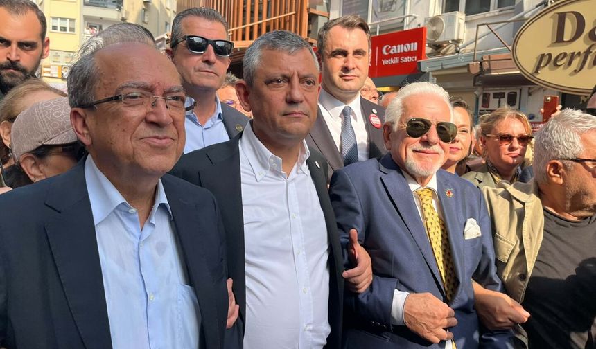 Özgür Özel, İzmir'de gazetecilerin yürüyüşüne katıldı