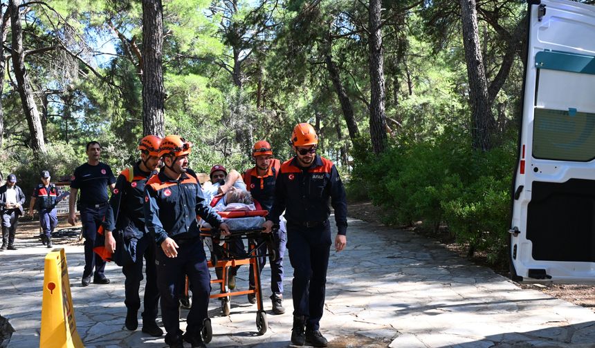Şelalede gezerken 6 metreden düşen Rus turist kurtarıld
