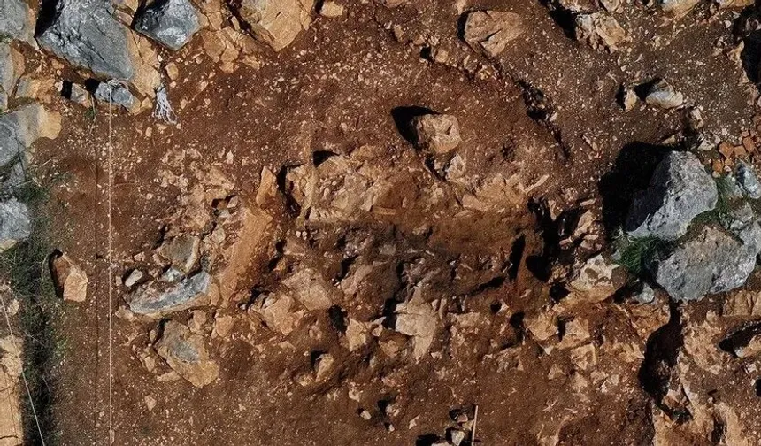 Gölyazı'daki antik tiyatroda seyirci basamaklarının arasında mezar bulundu
